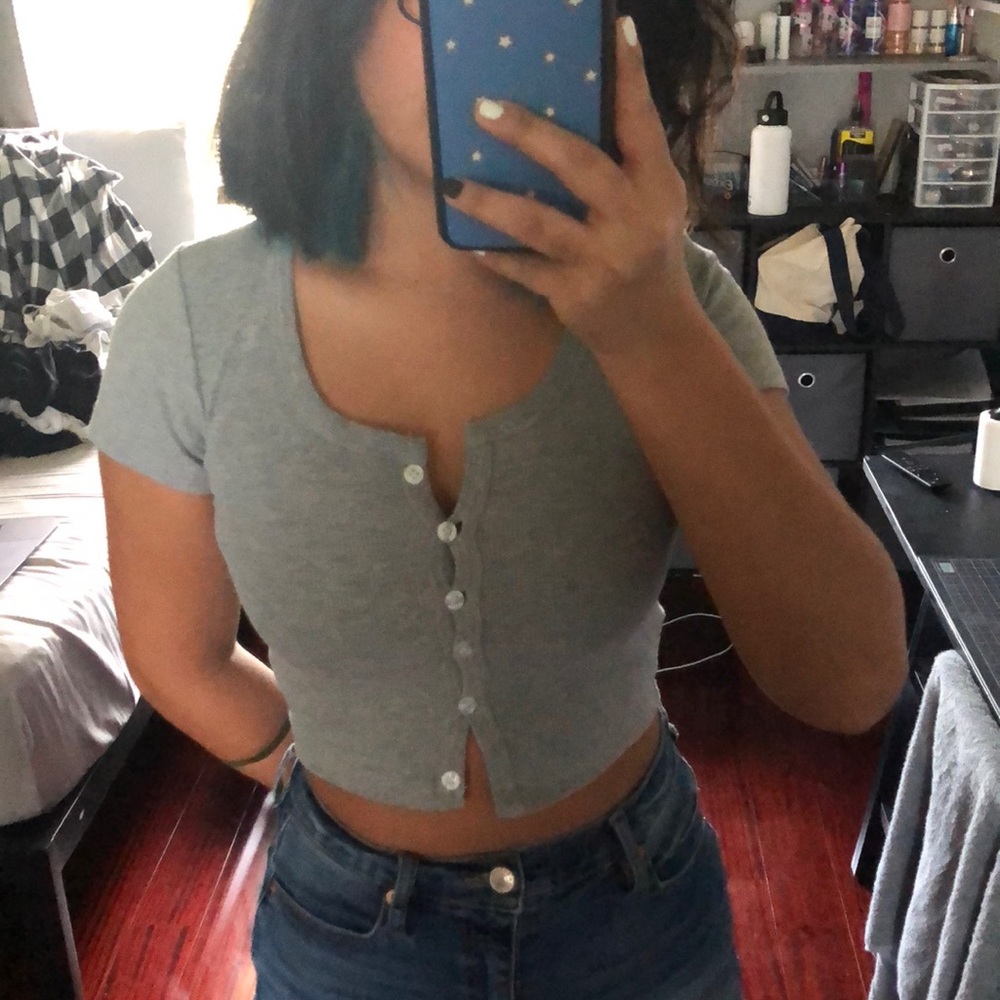 button crop tee